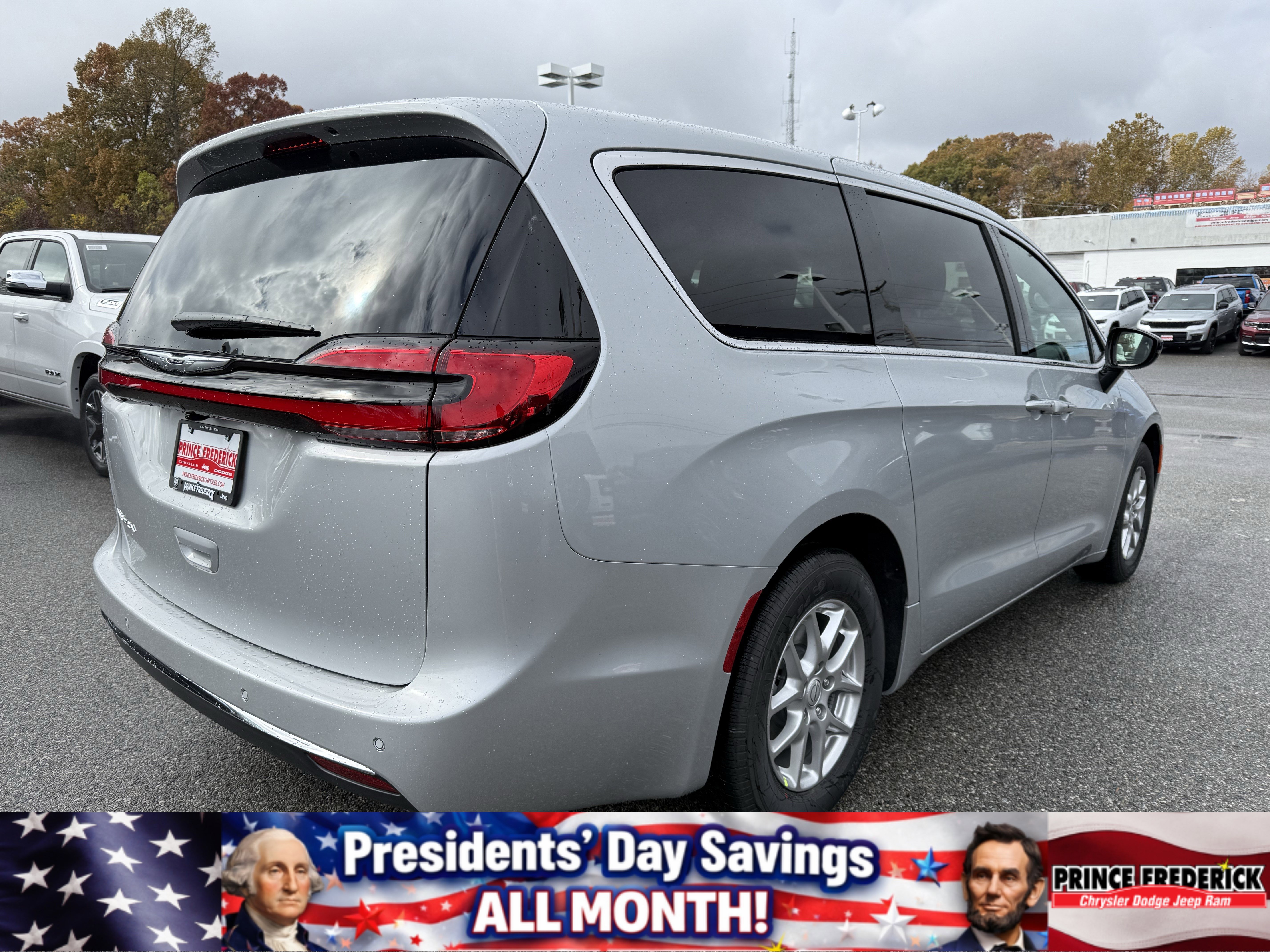New 2026 Chrysler Pacifica Select image 3