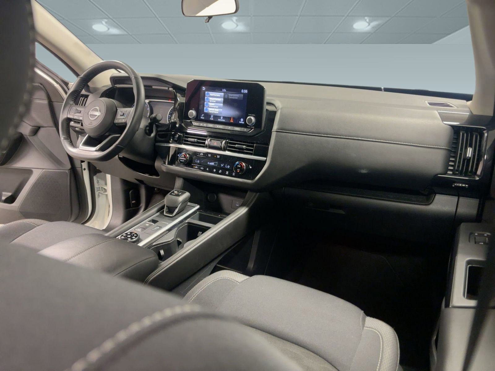 Used 2025 Nissan Pathfinder SV image 29