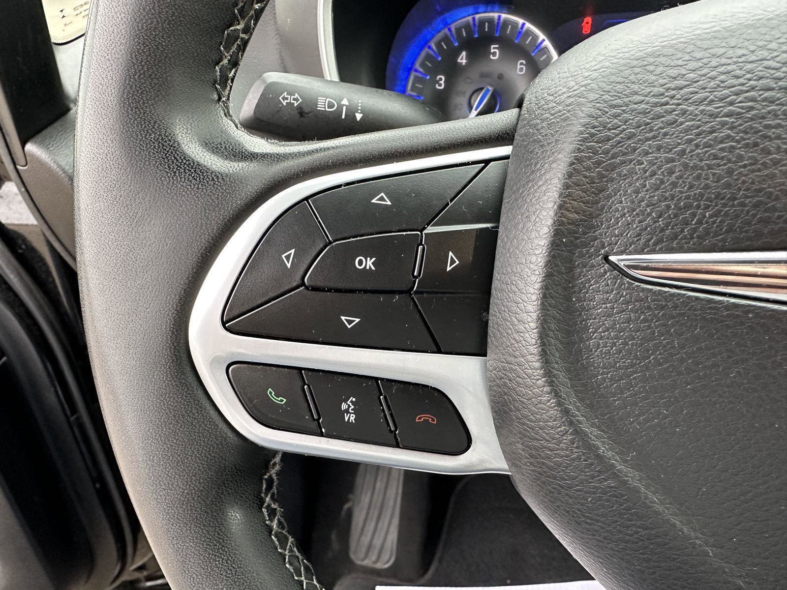 Used 2025 Chrysler Pacifica Select image 22