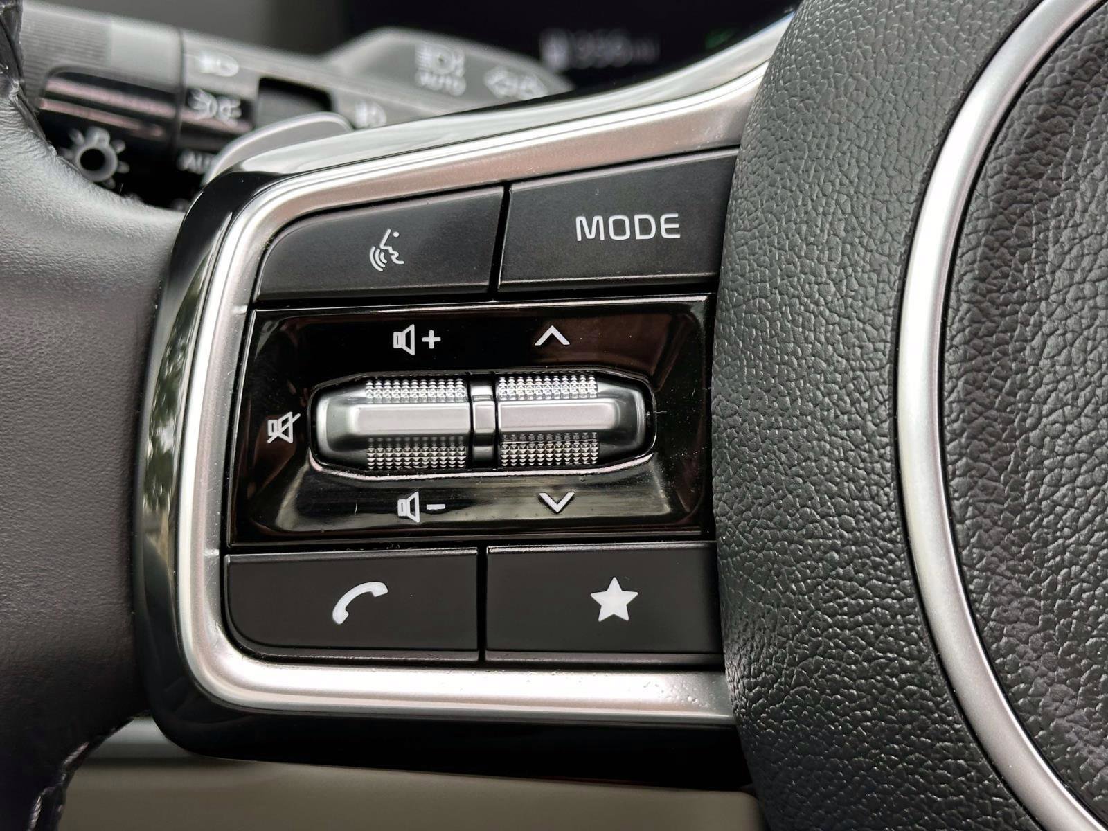 Used 2025 Kia Carnival SX FWD image 23