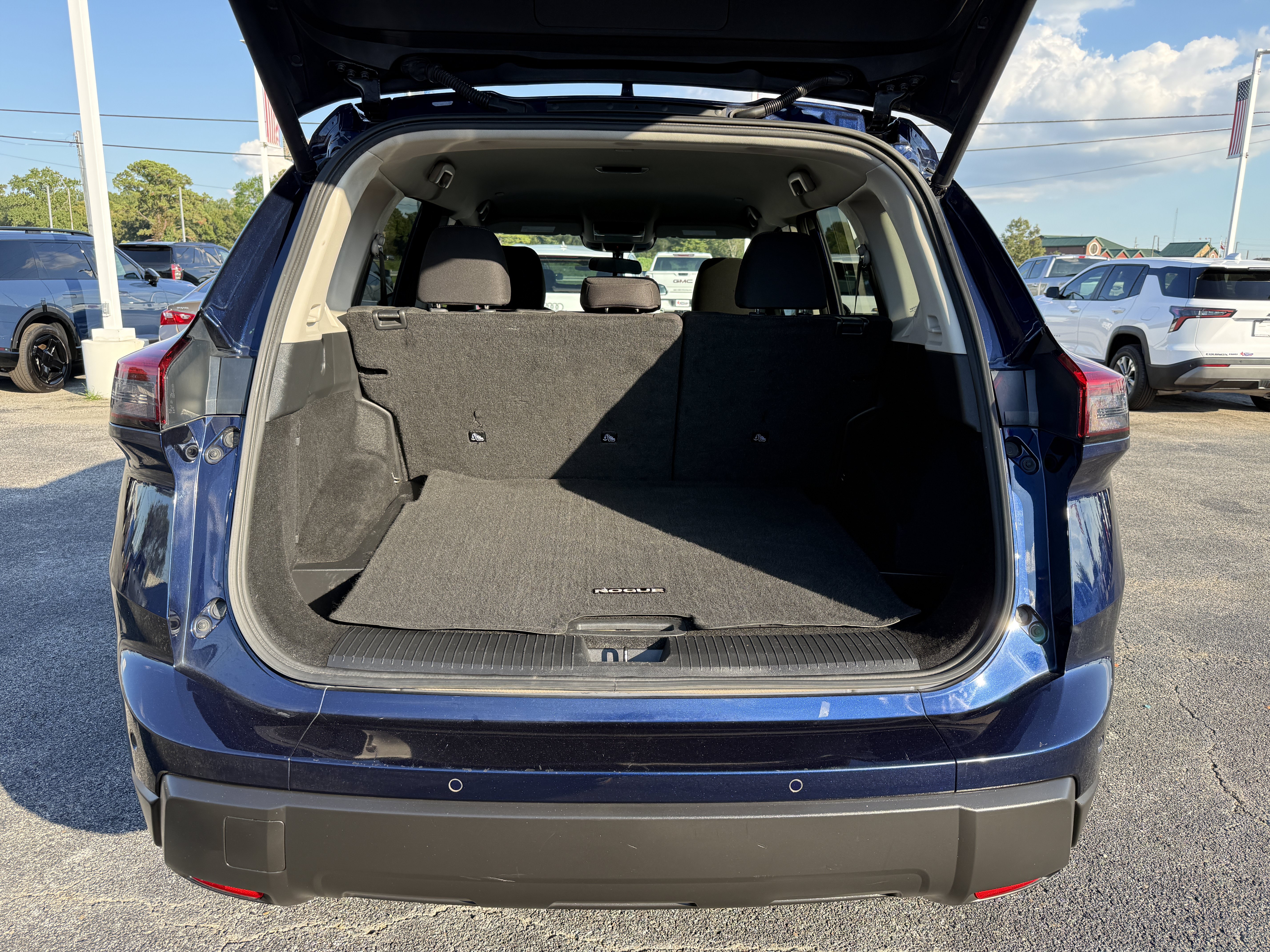 Used 2024 Nissan Rogue SV FWD image 5