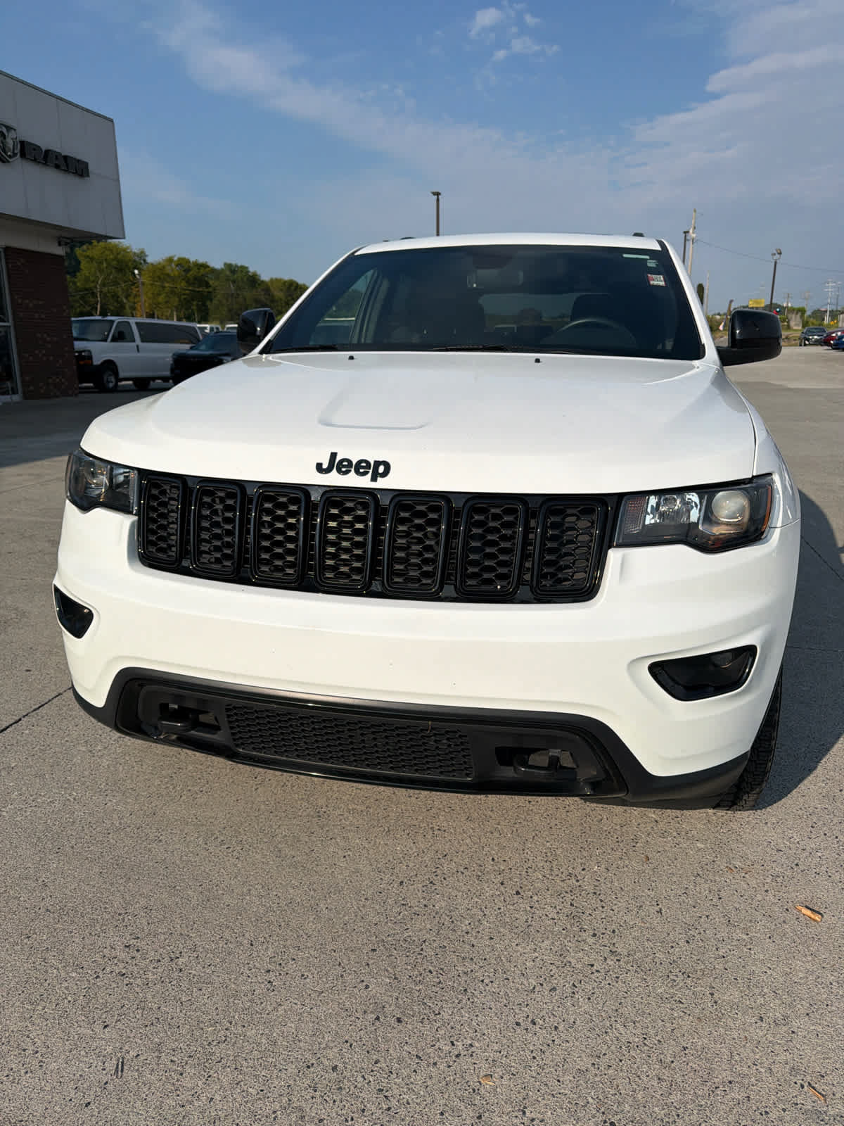 Used 2018 Jeep Grand Cherokee Laredo AWD/4WD image 3