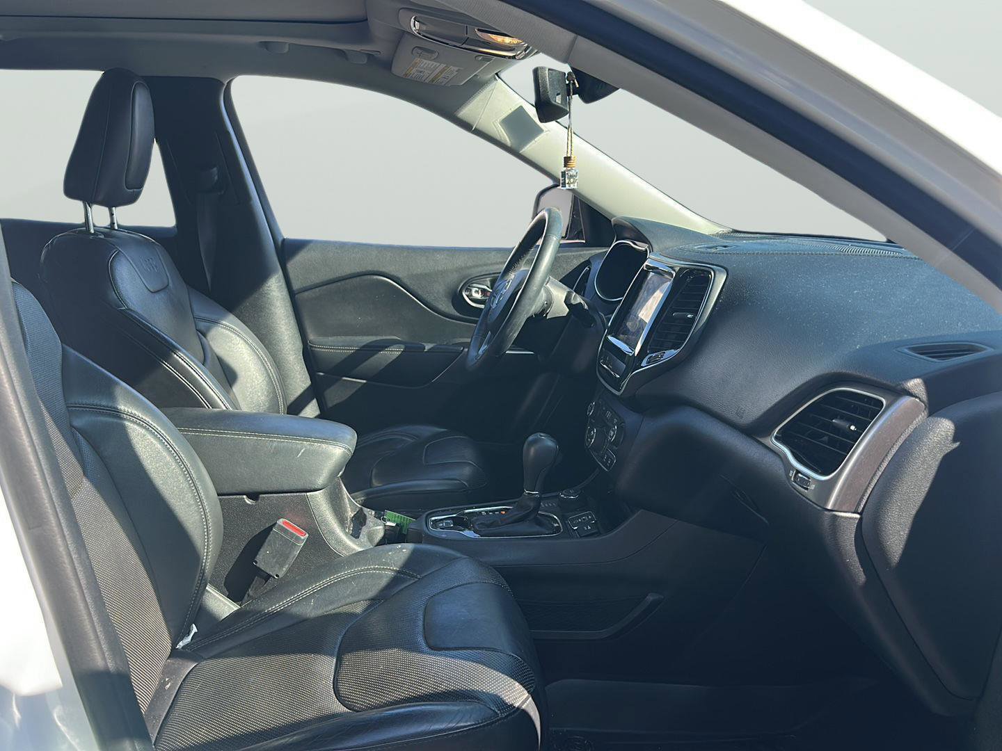 Used 2019 Jeep Cherokee Limited w/ Luxury Group image 18