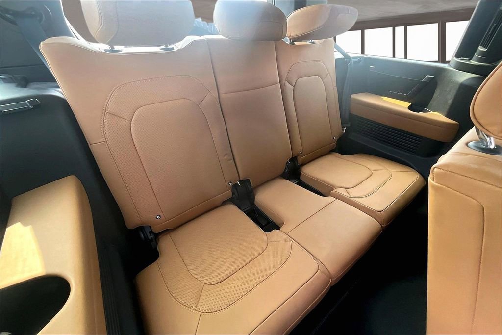 Used 2023 Land Rover Defender 130 SE image 29