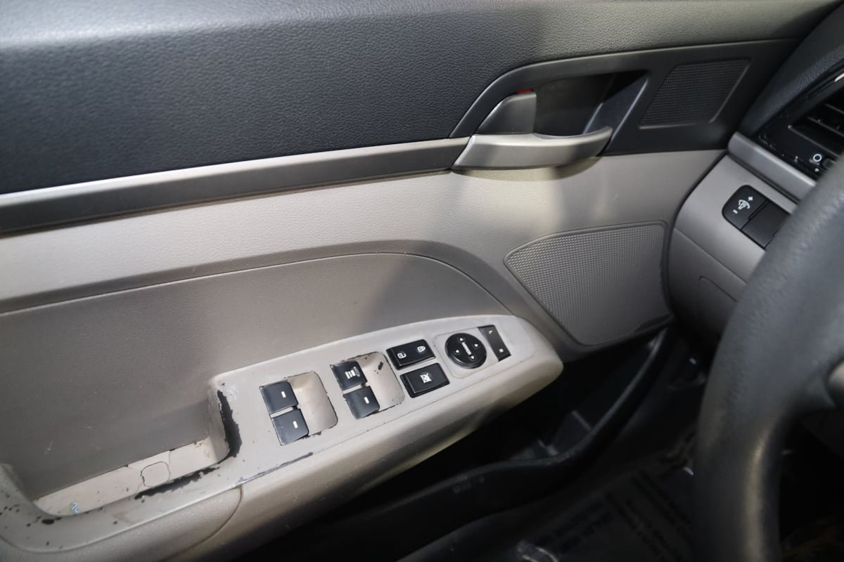 Used 2018 Hyundai Elantra SE FWD image 25