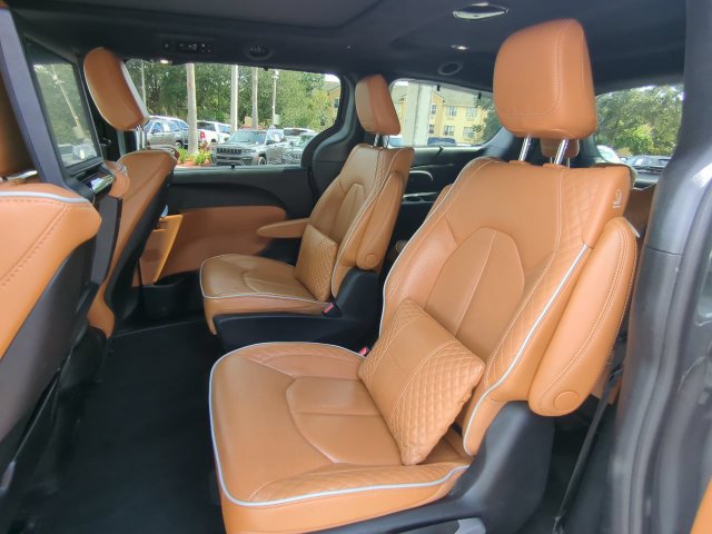 Used 2023 Chrysler Pacifica Pinnacle FWD image 17