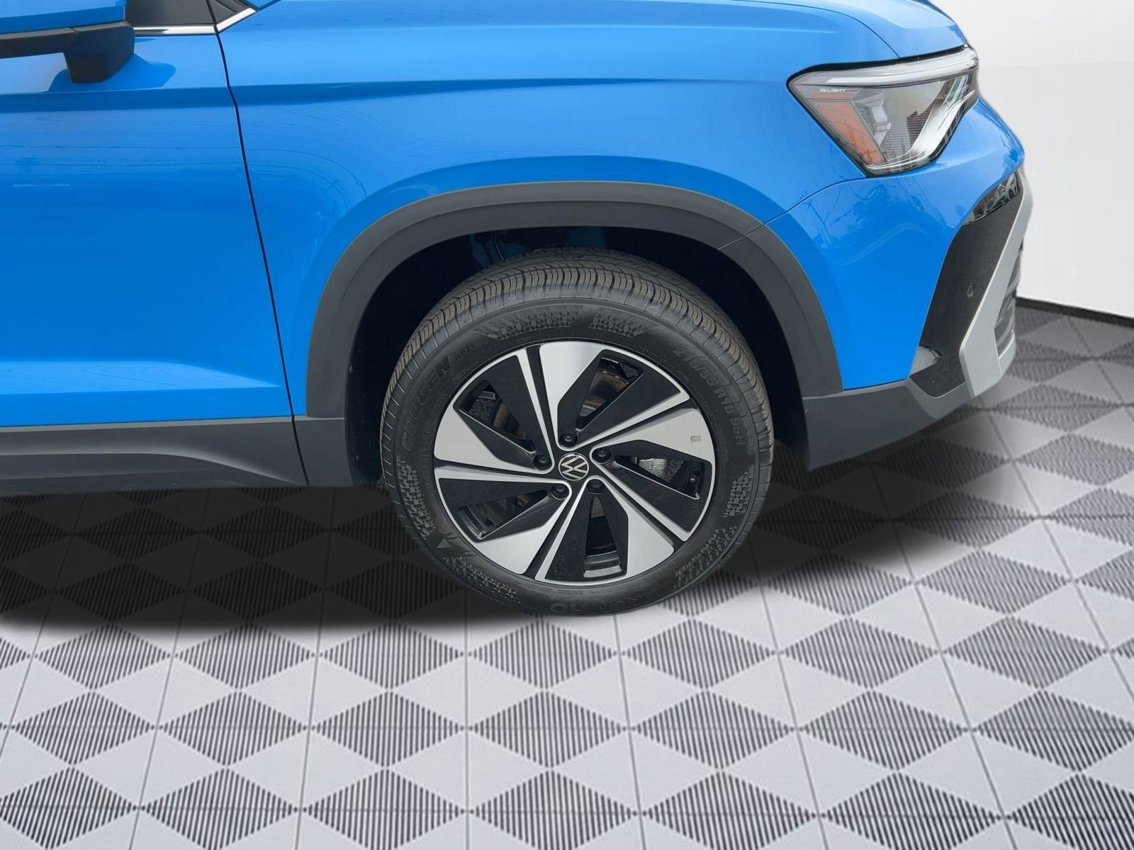 Certified 2025 Volkswagen Taos SE w/ Panoramic Sunroof Package image 11