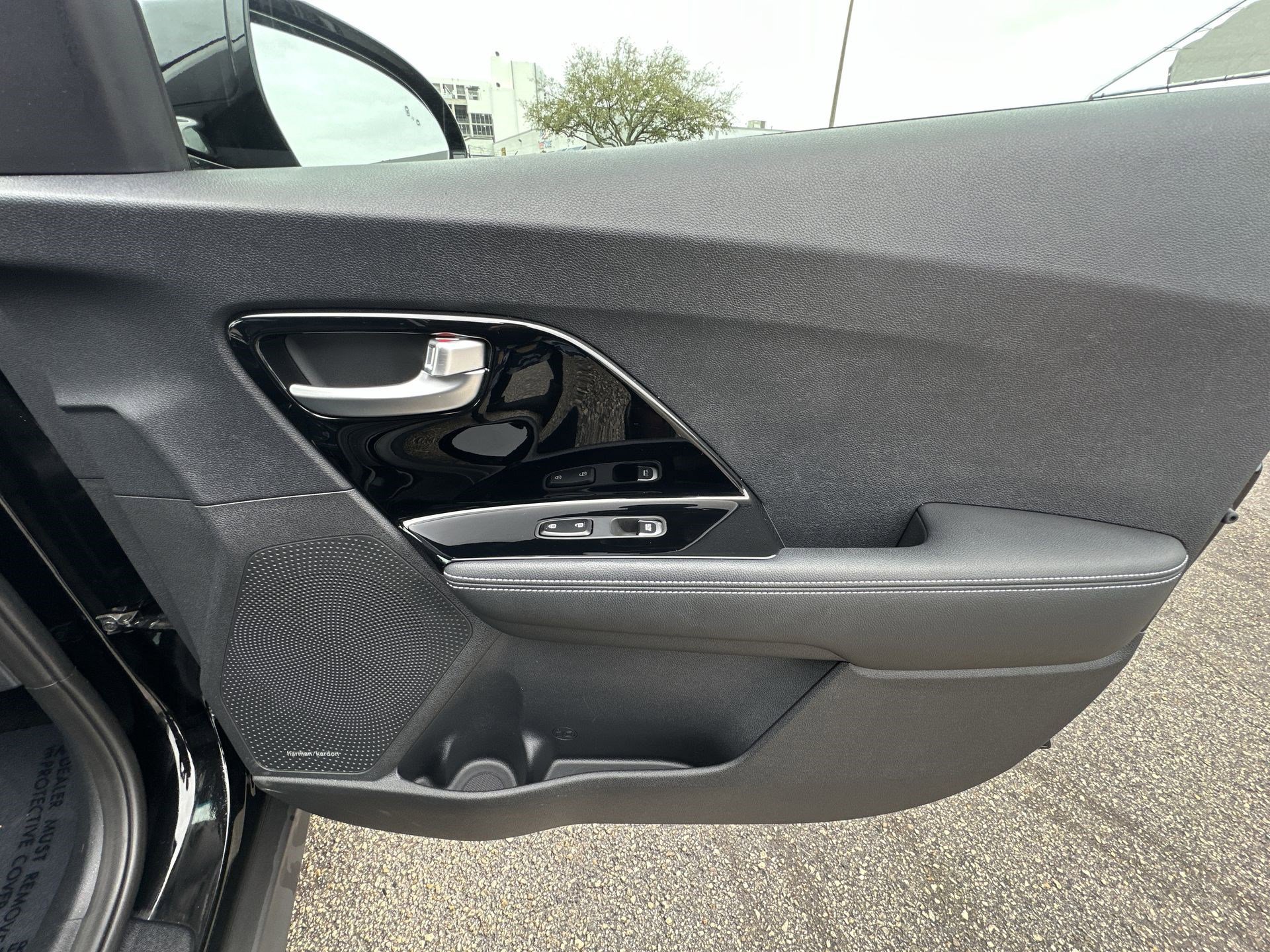 Used 2022 Kia Niro EX image 31