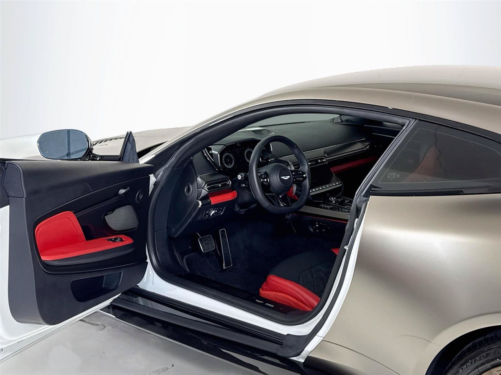 Used 2025 Aston Martin Vanquish RWD image 12