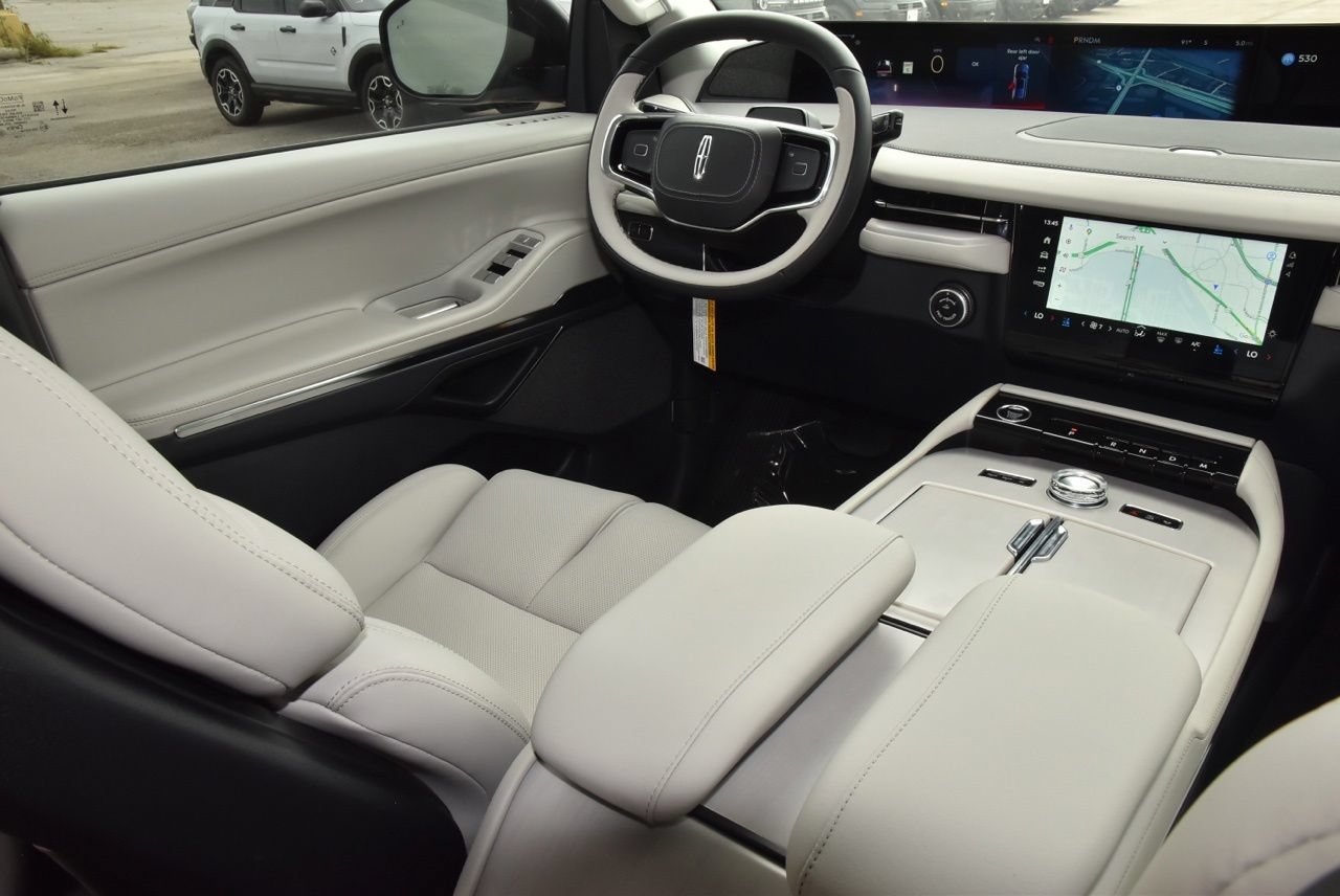 New 2026 Lincoln Navigator Reserve w/ Jet Appearance Package AWD/4WD image 16