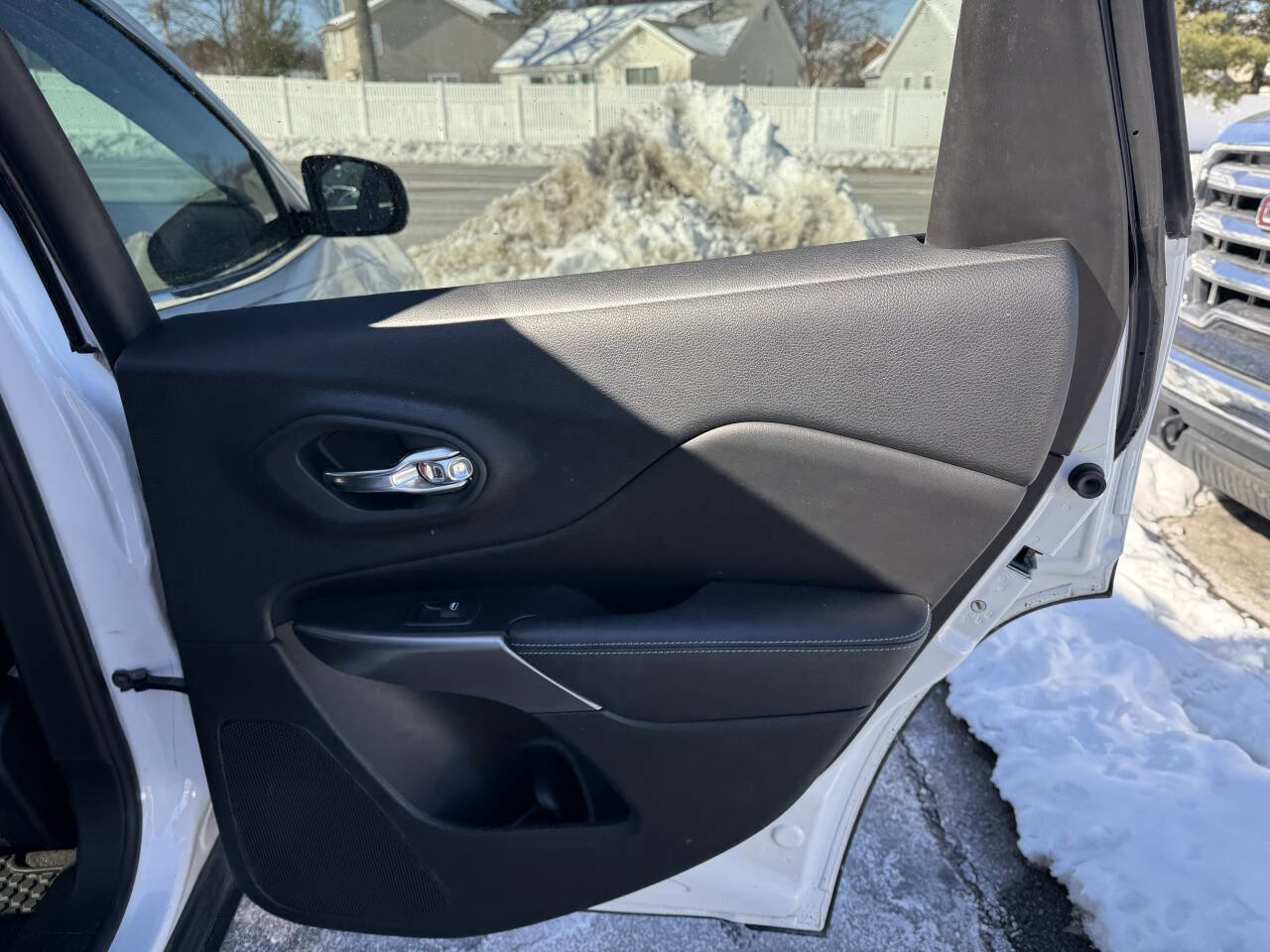 Used 2019 Jeep Cherokee Latitude Plus w/ Cold Weather Group image 12