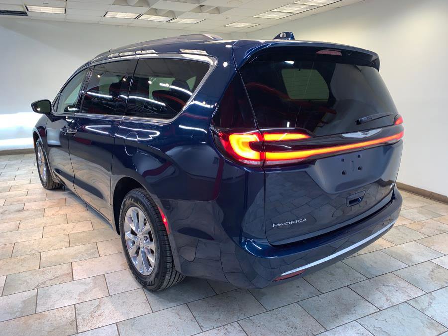 Used 2022 Chrysler Pacifica Touring-L w/ Uconnect Theater Family Group AWD/4WD image 7