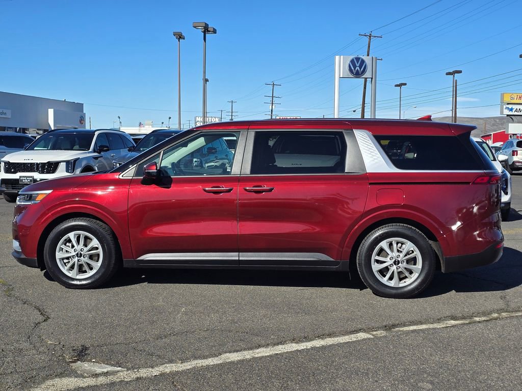 Used 2024 Kia Carnival LX image 2