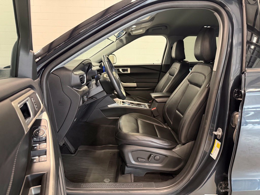 Used 2023 Ford Explorer XLT w/ Equipment Group 202A AWD/4WD image 19