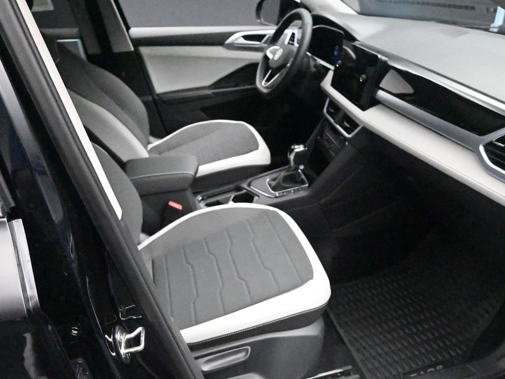 New 2025 Volkswagen Taos SE image 30
