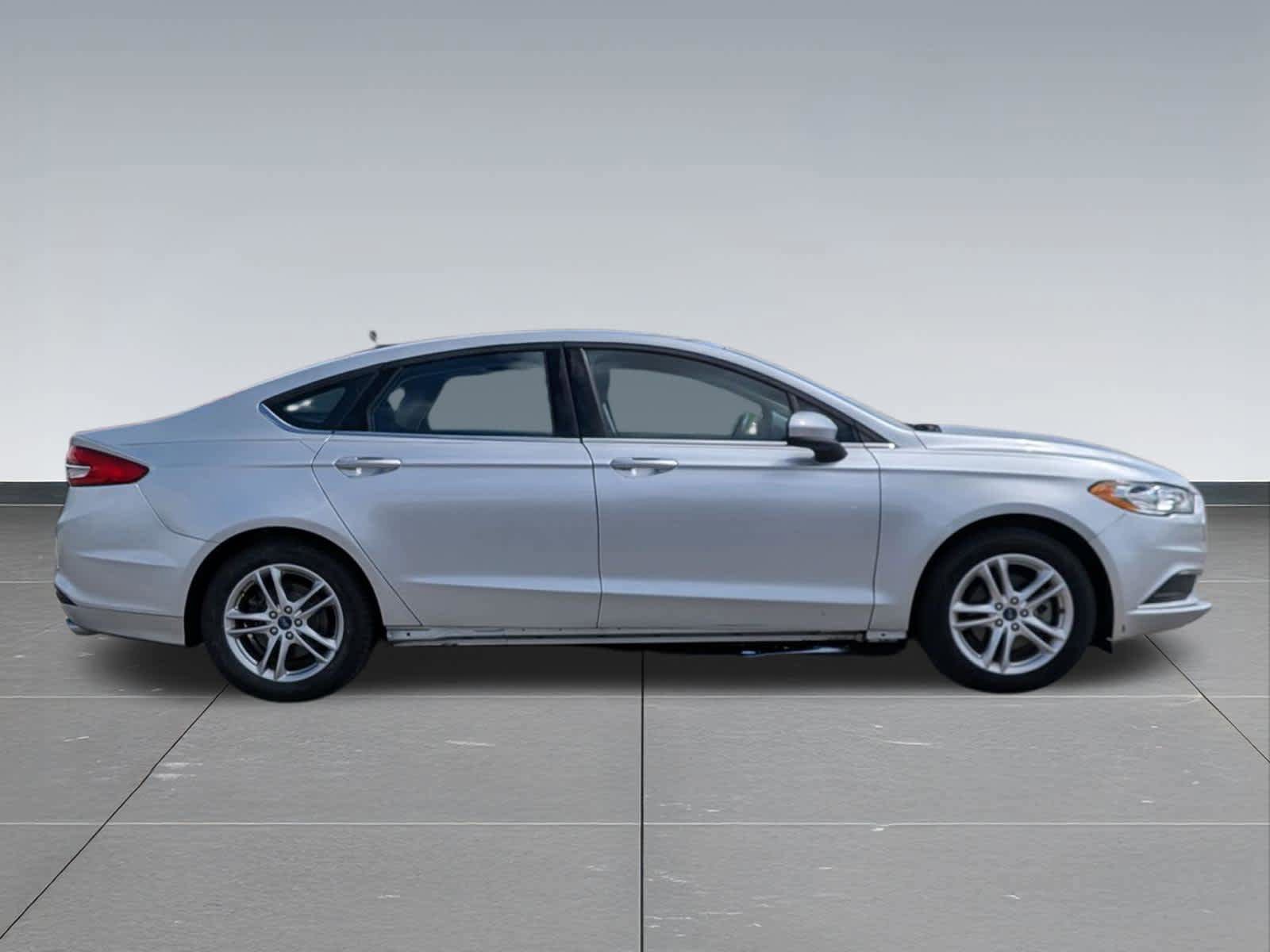 Used 2018 Ford Fusion SE w/ Fusion SE Technology Package FWD image 6