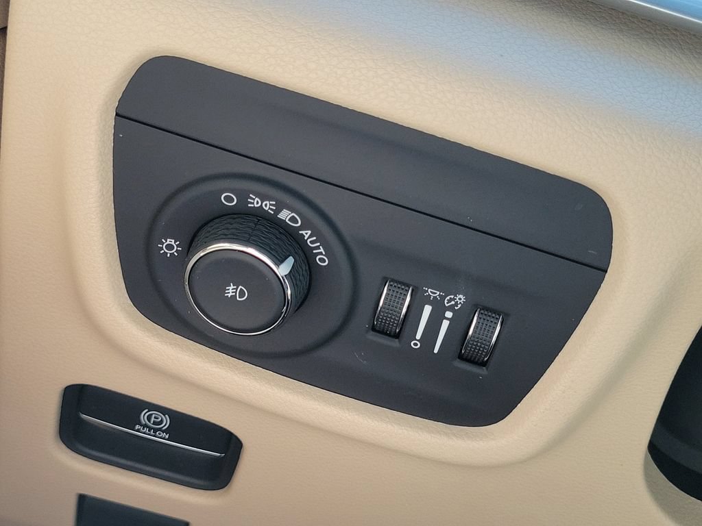 Used 2022 Jeep Grand Cherokee Limited AWD/4WD image 9