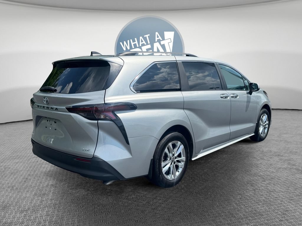 Used 2025 Toyota Sienna XLE w/ XLE Plus Package AWD/4WD image 3