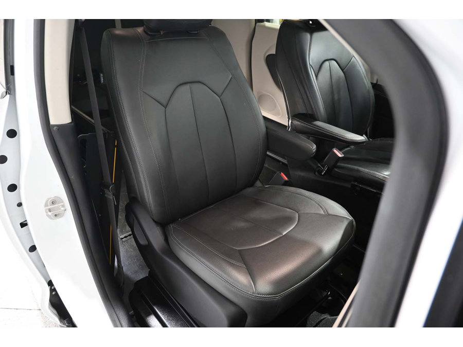 Used 2023 Chrysler Voyager LX FWD image 16