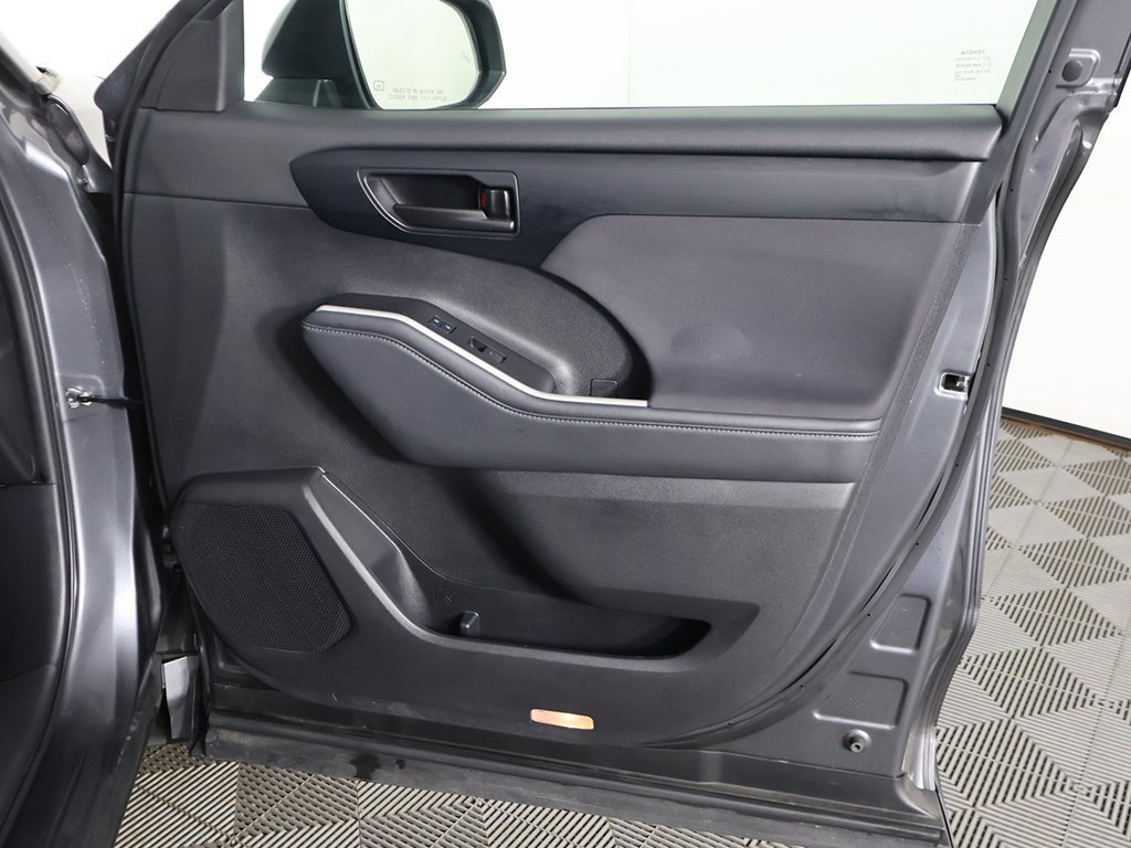 Used 2022 Toyota Highlander LE image 23