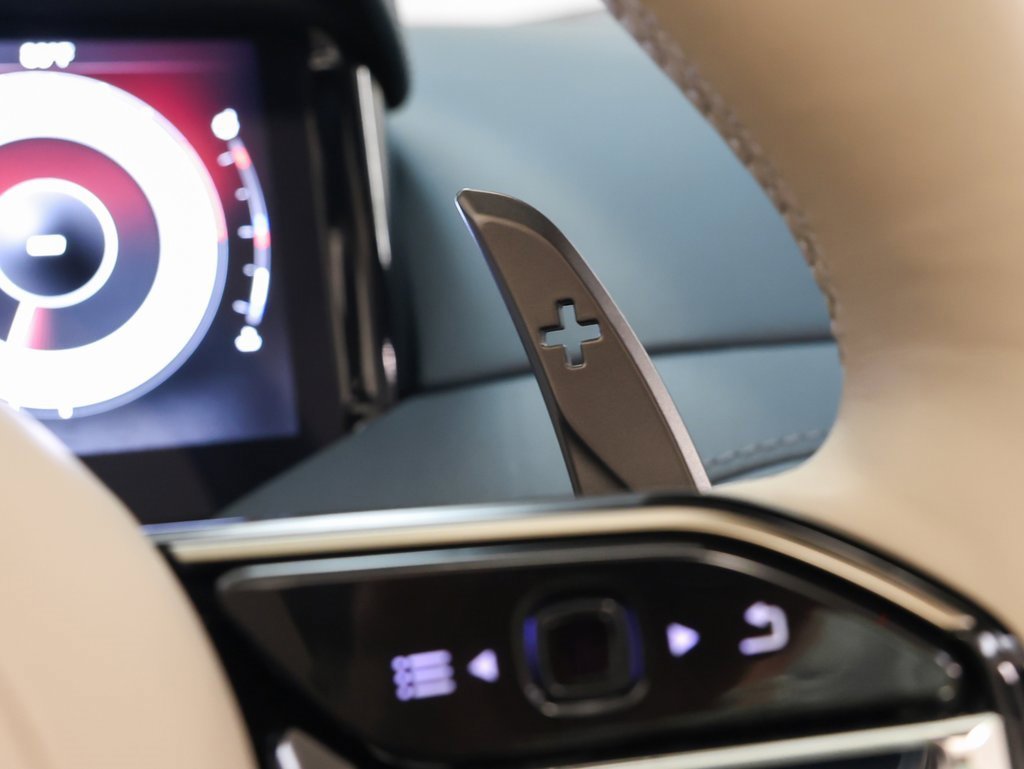 Used 2024 Aston Martin DB12 Convertible image 45