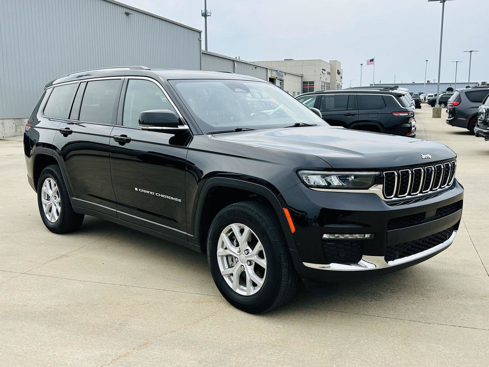 Used 2023 Jeep Grand Cherokee L Limited w/ Luxury Tech Group II AWD/4WD image 2