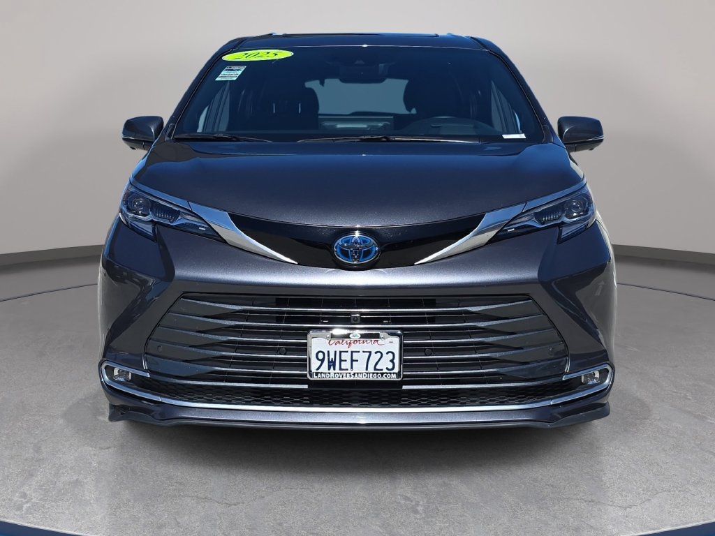 Used 2025 Toyota Sienna Platinum AWD/4WD image 3