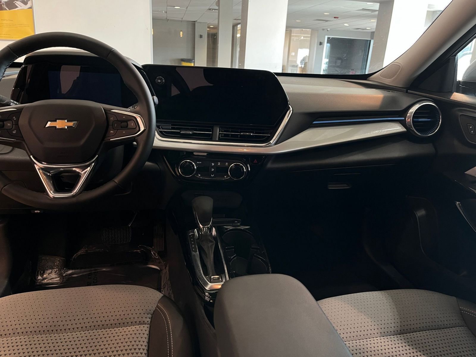 Used 2025 Chevrolet Trax LT w/ LT Convenience Package FWD image 34