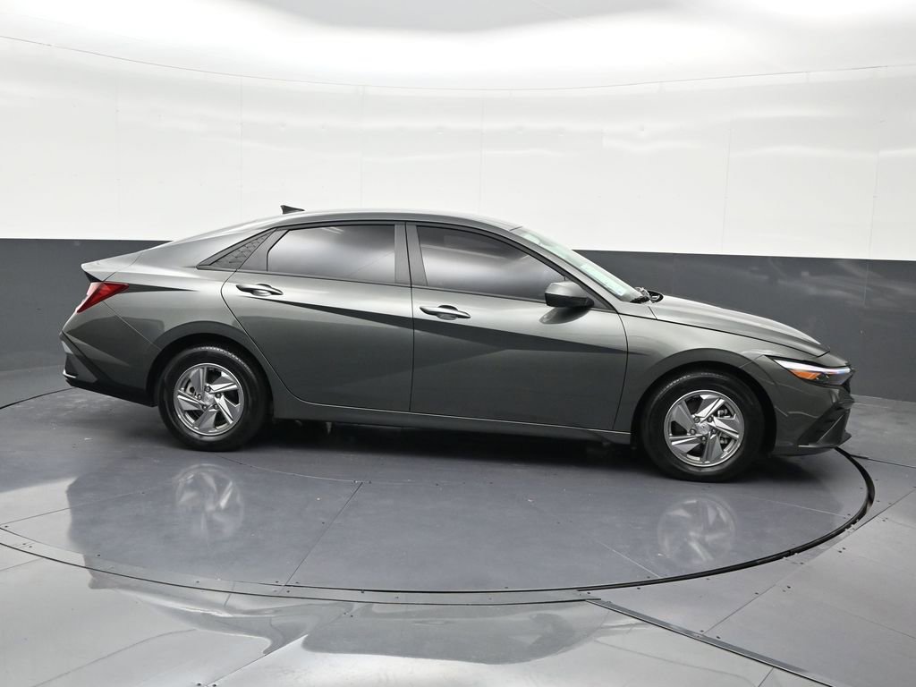 Used 2025 Hyundai Elantra SE image 7