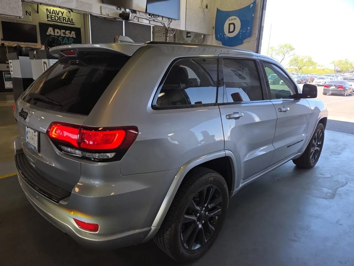 Used 2018 Jeep Grand Cherokee Altitude RWD image 4