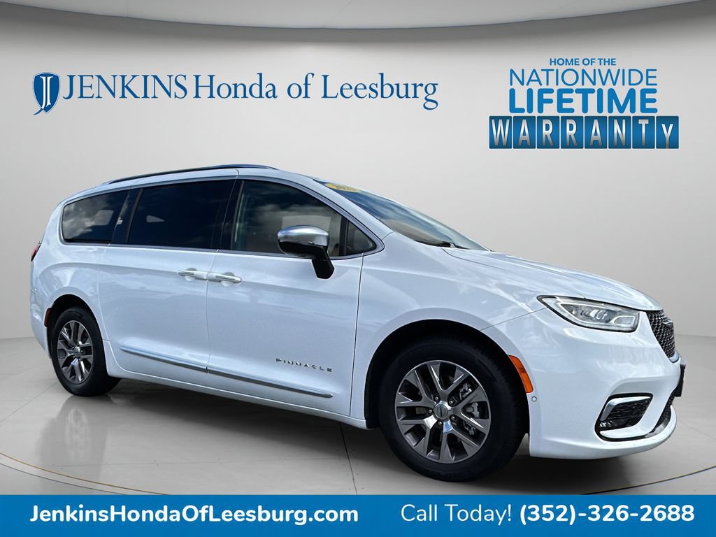 Used 2023 Chrysler Pacifica Pinnacle FWD image 2