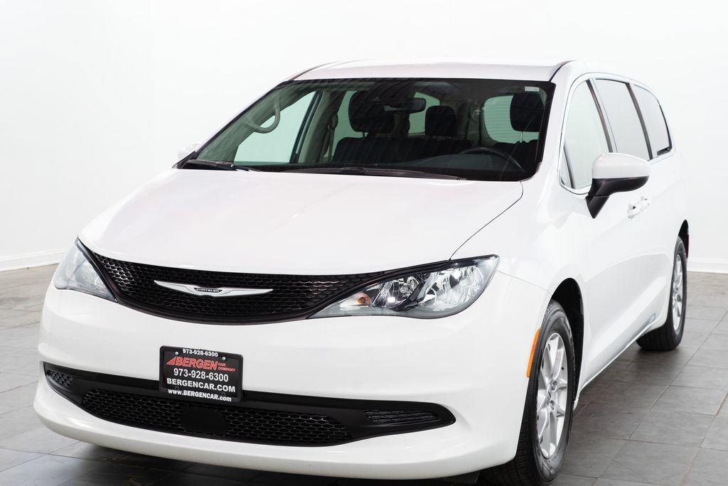Used 2023 Chrysler Voyager LX FWD image 4