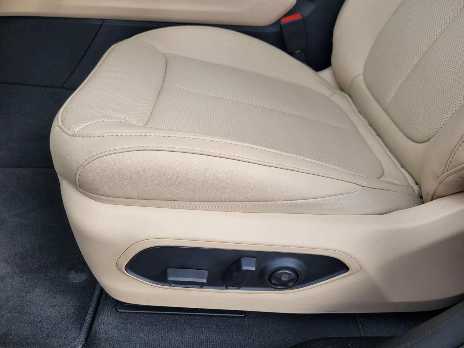 New 2025 Jeep Grand Cherokee Limited w/ Luxury Tech Group II image 13