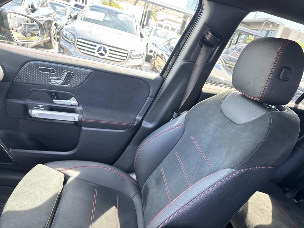 Used 2025 Mercedes-Benz GLB 250 image 16