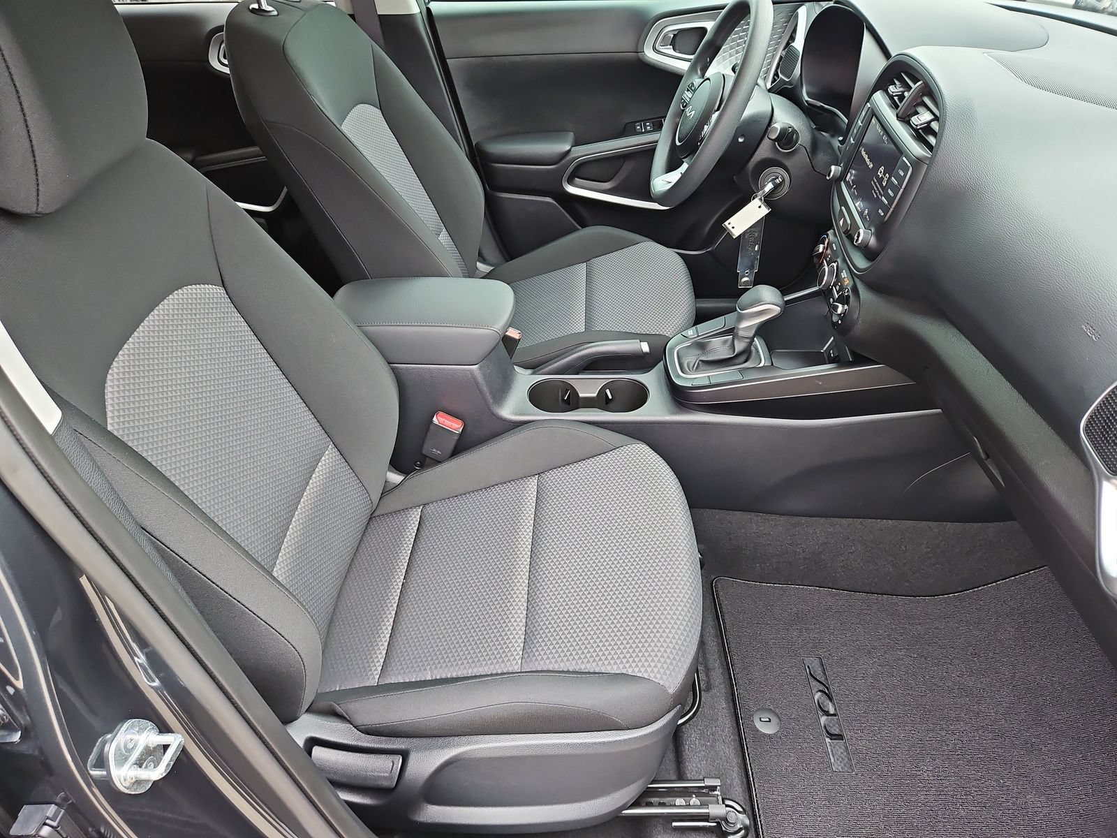 Used 2025 Kia Soul LX w/ LX Technology Package FWD image 21