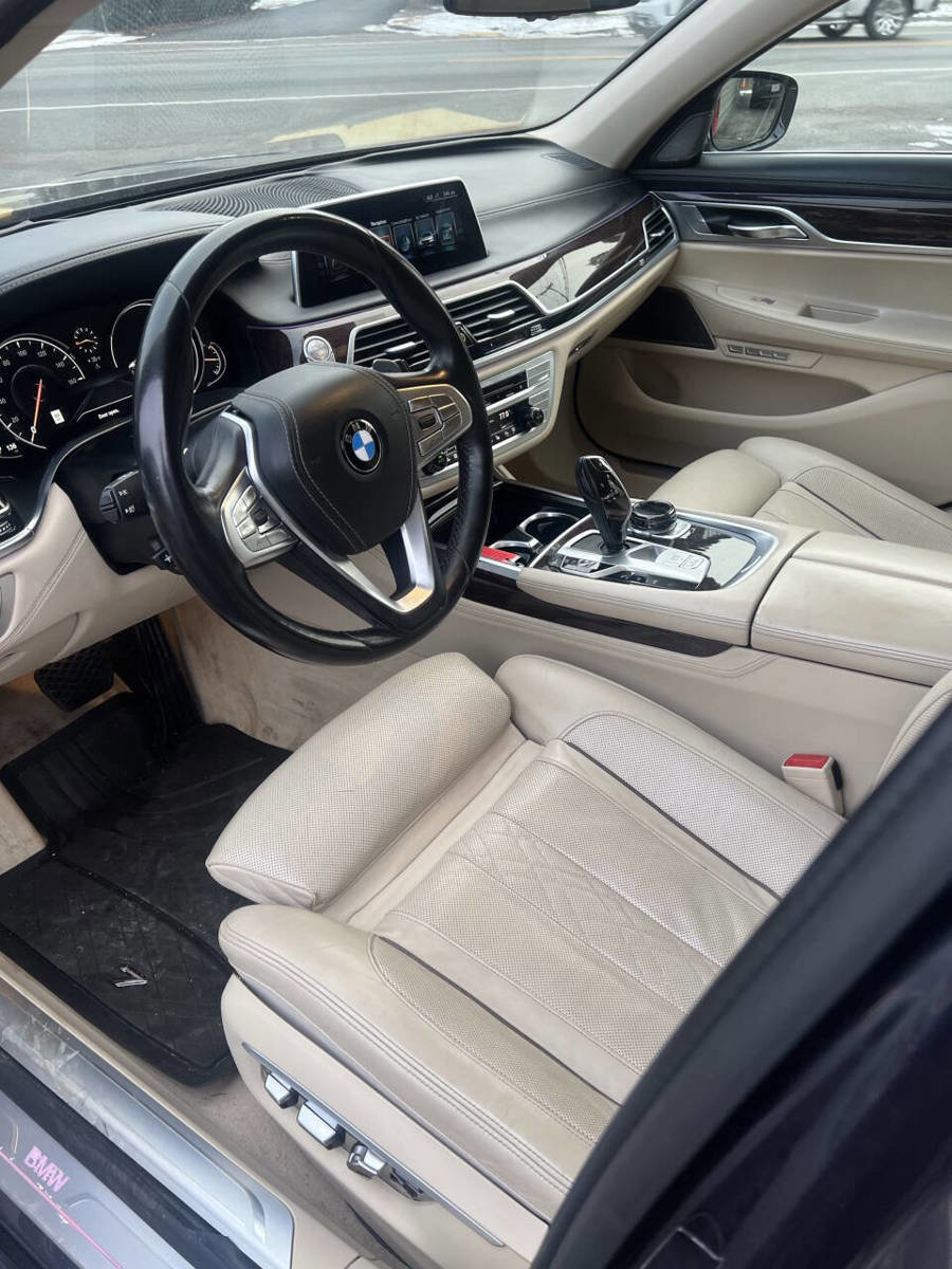 Used 2016 BMW 750i xDrive image 29