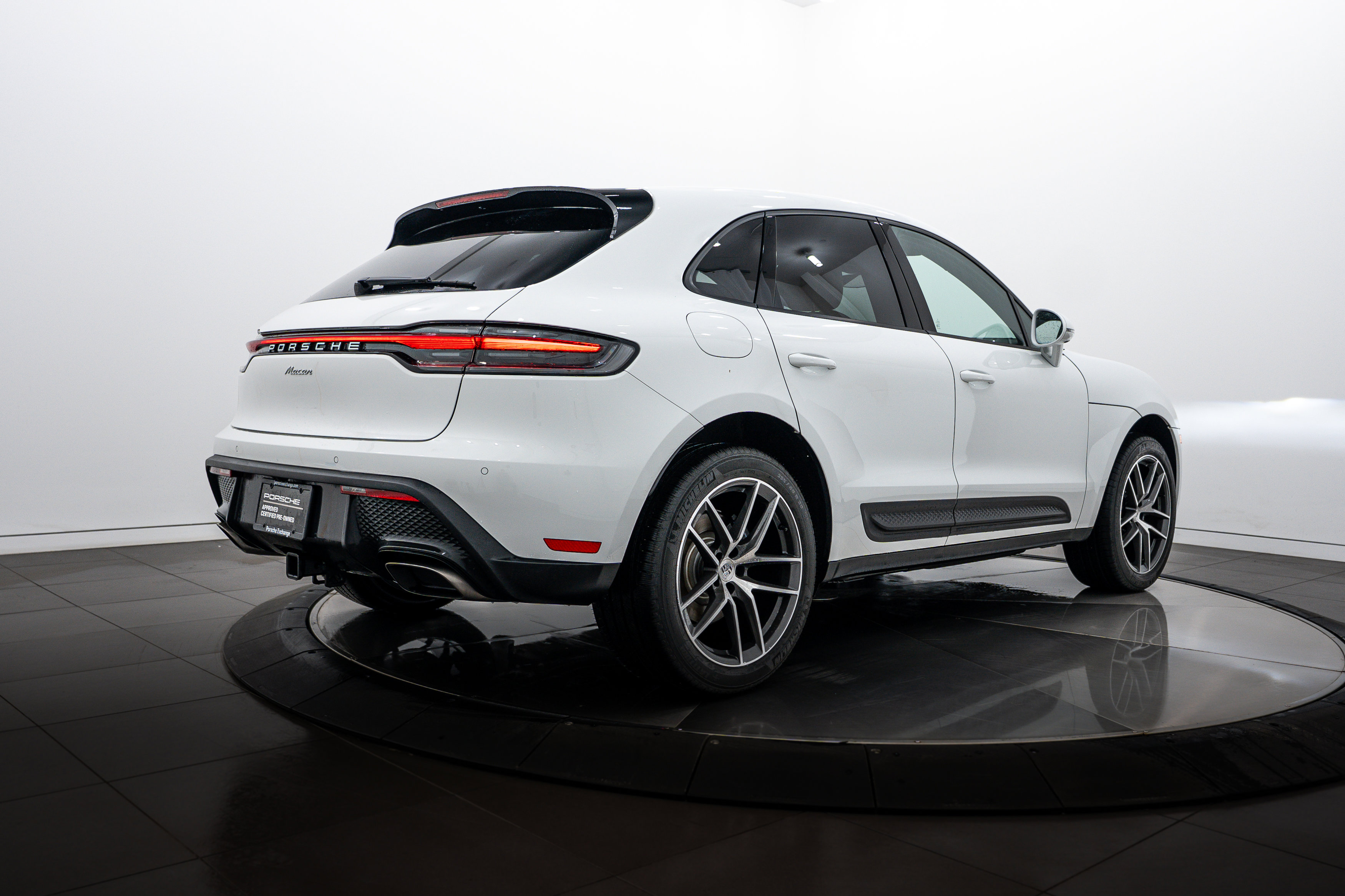 Certified 2025 Porsche Macan image 7