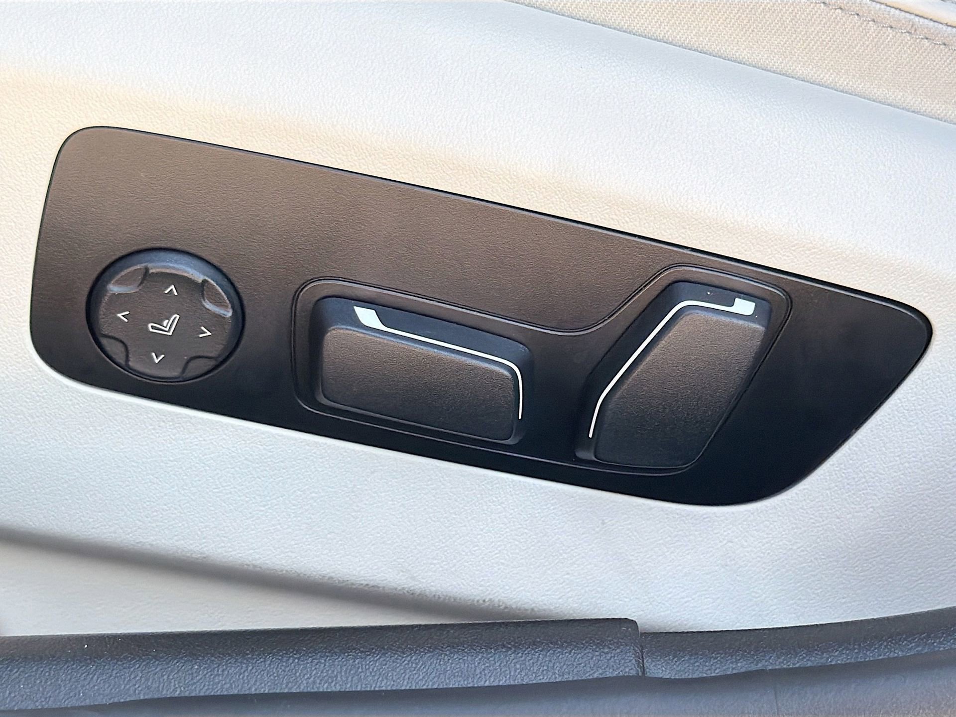 Used 2024 BMW 530i w/ Premium Package image 26