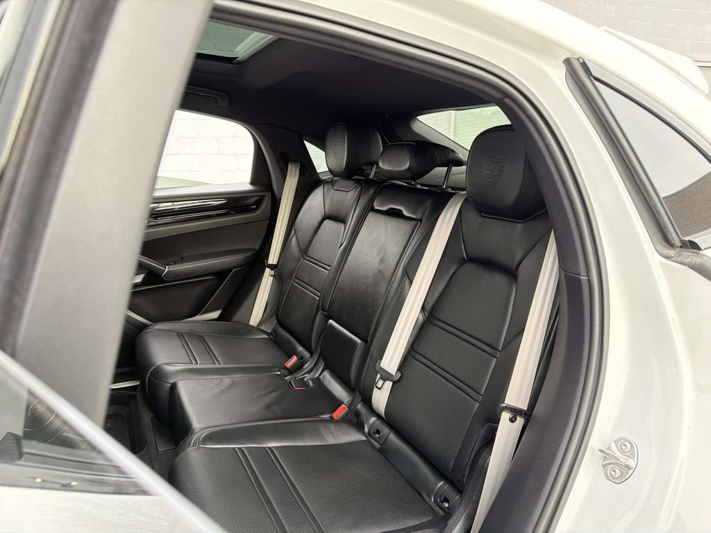 Used 2023 Porsche Cayenne Platinum Edition image 30