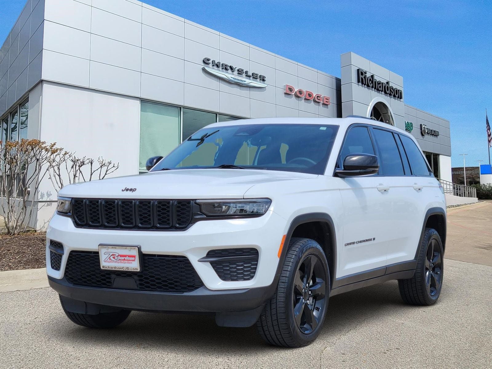 Used 2023 Jeep Grand Cherokee Altitude RWD image 2