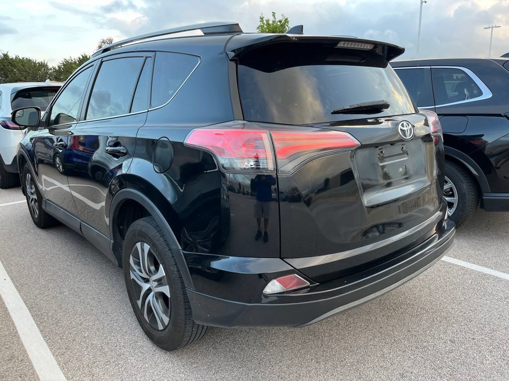 Used 2018 Toyota RAV4 LE FWD image 4