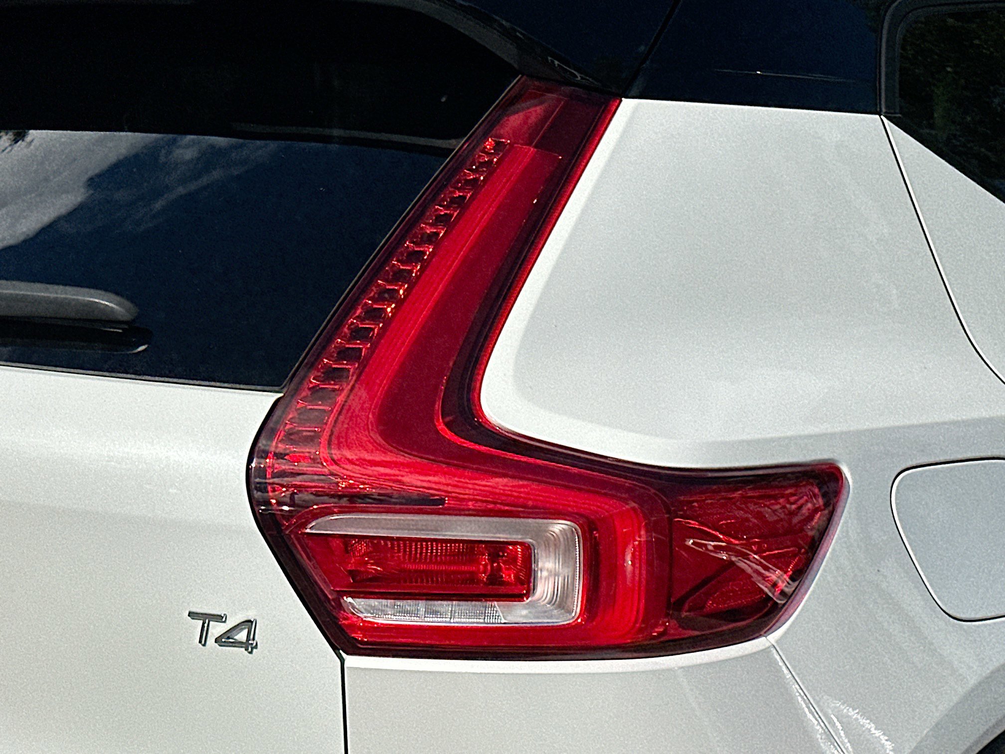 Used 2021 Volvo XC40 T4 R-Design image 29