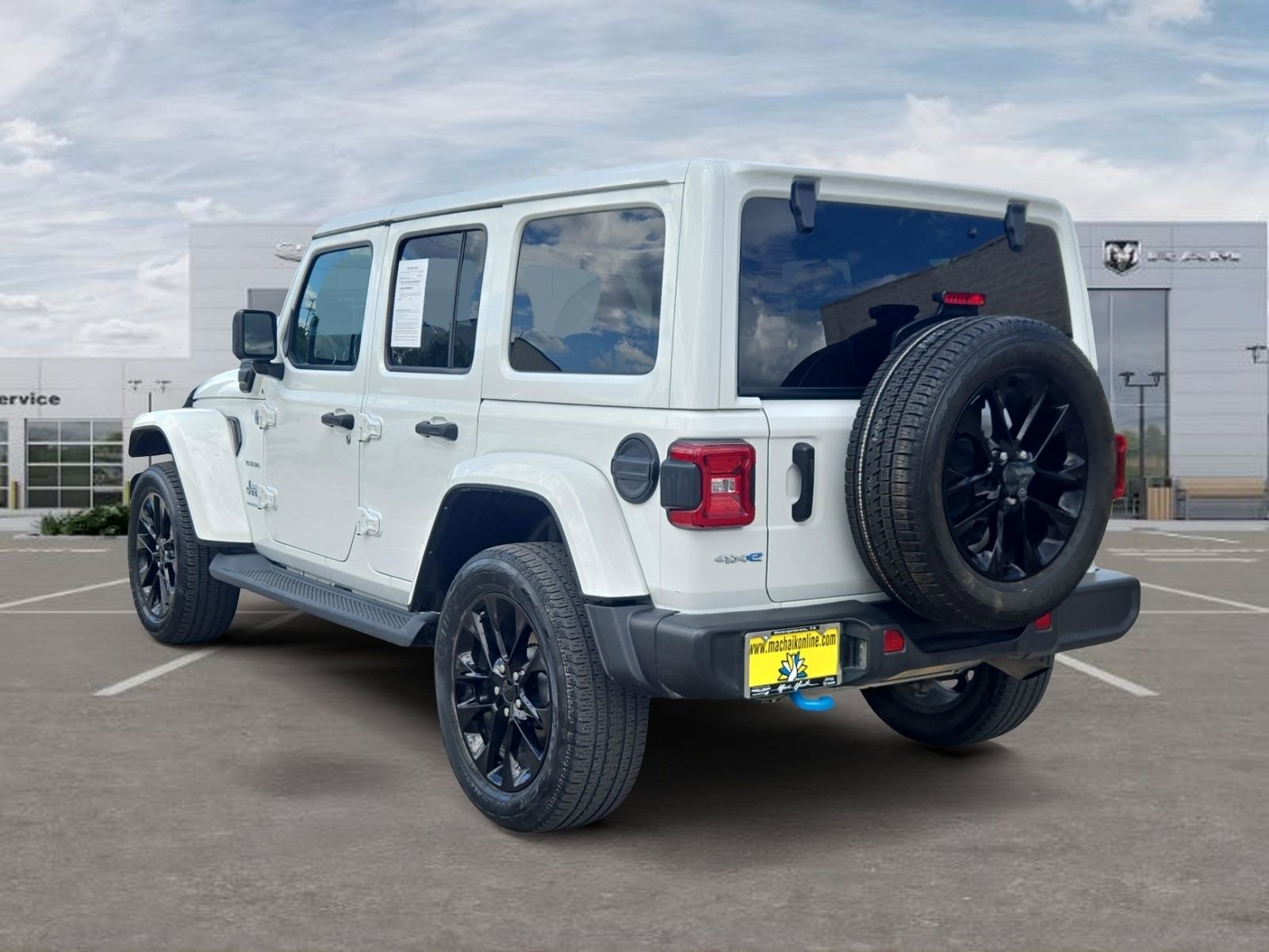 Used 2023 Jeep Wrangler Unlimited Sahara w/ Cold Weather Group AWD/4WD image 3