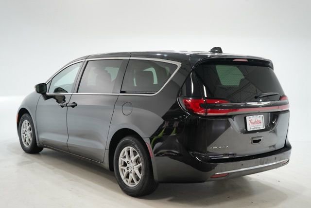 Used 2024 Chrysler Pacifica Touring-L image 6