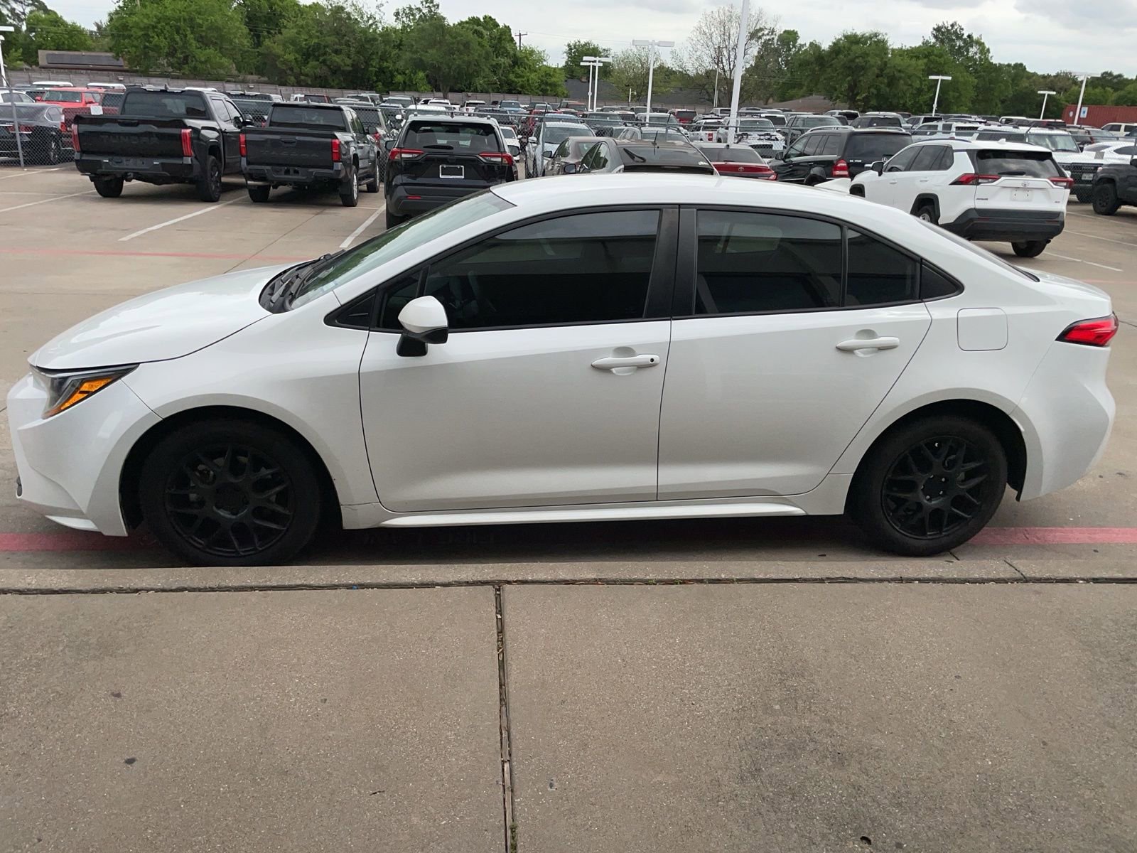 Used 2023 Toyota Corolla LE image 3