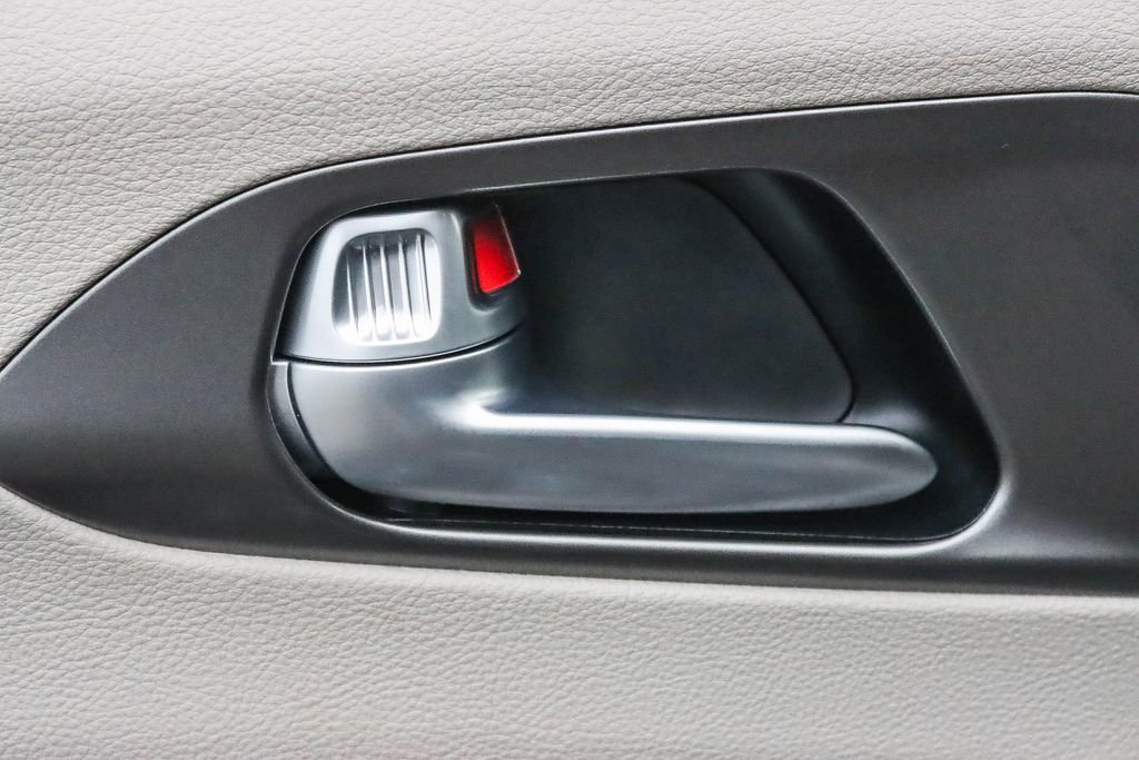 Used 2024 Chrysler Pacifica Select image 45