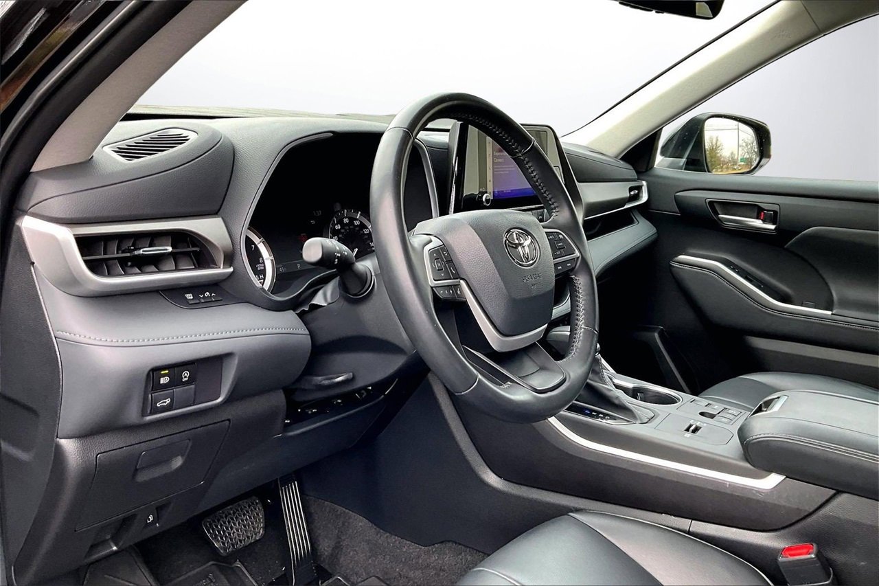 Used 2023 Toyota Highlander L image 18