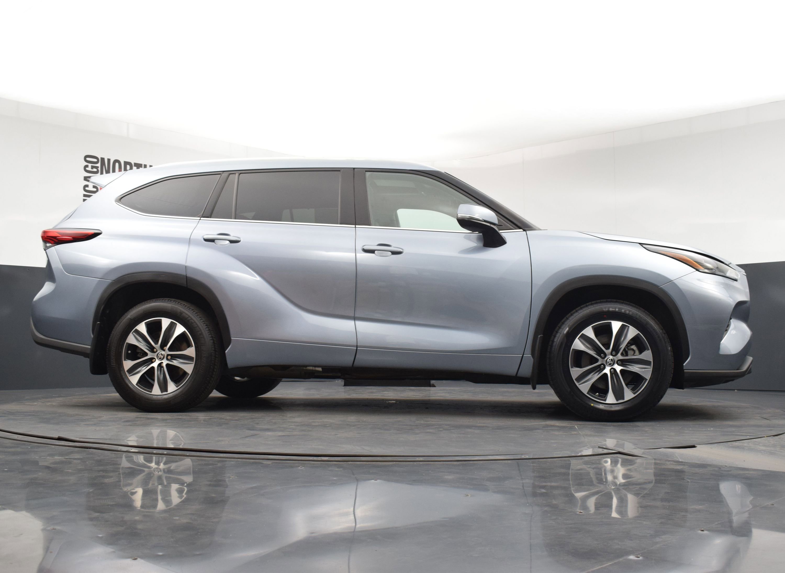 Used 2022 Toyota Highlander XLE AWD/4WD image 32