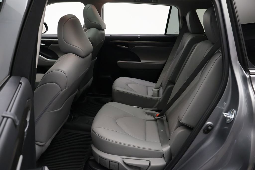 Certified 2025 Toyota Highlander Platinum AWD/4WD image 19