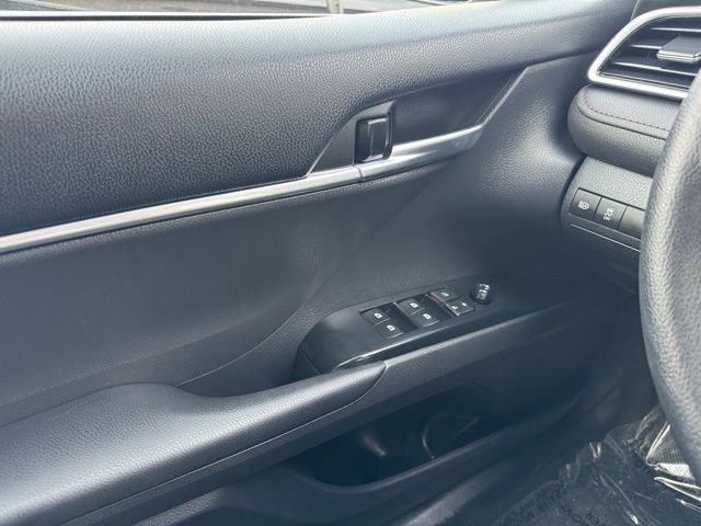 Used 2018 Toyota Camry LE image 32